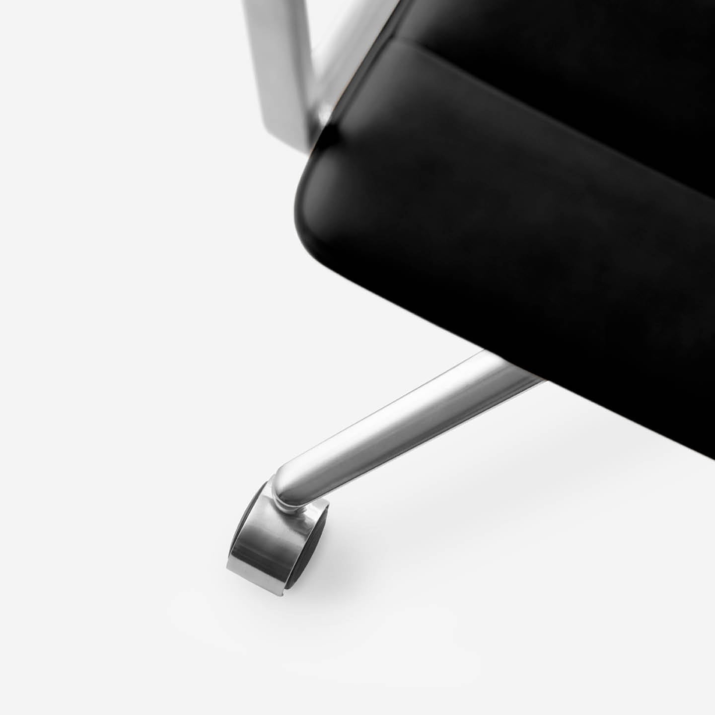 Vipp452 Swivel Chair