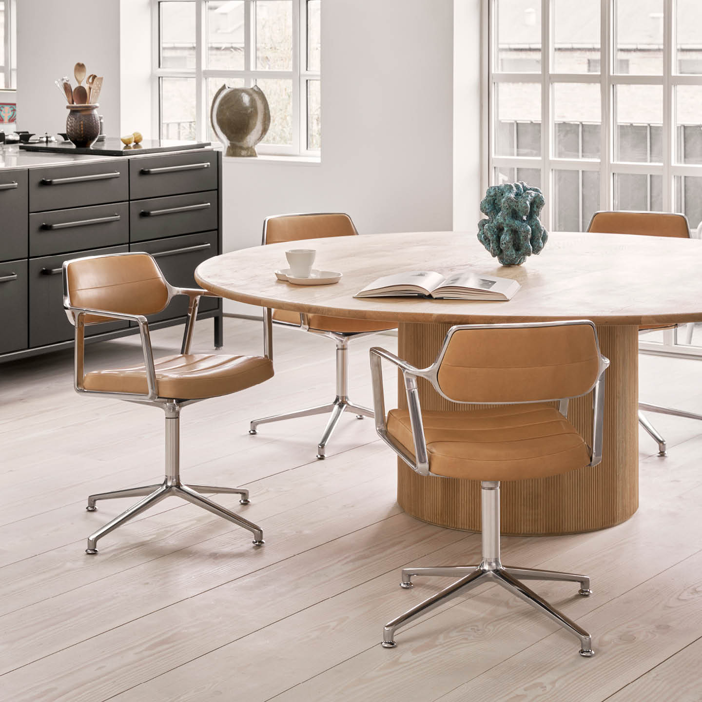 Vipp453 Swivel Chair