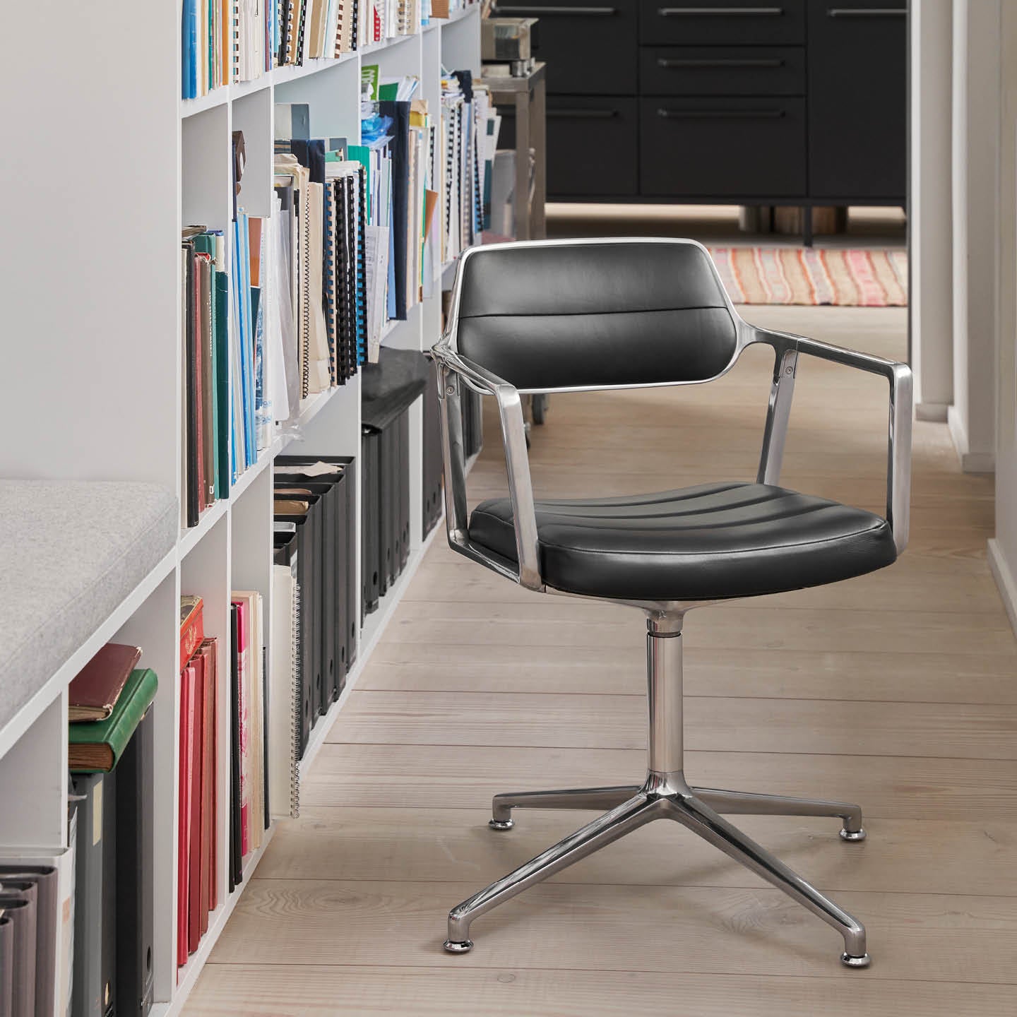 Vipp453 Swivel Chair