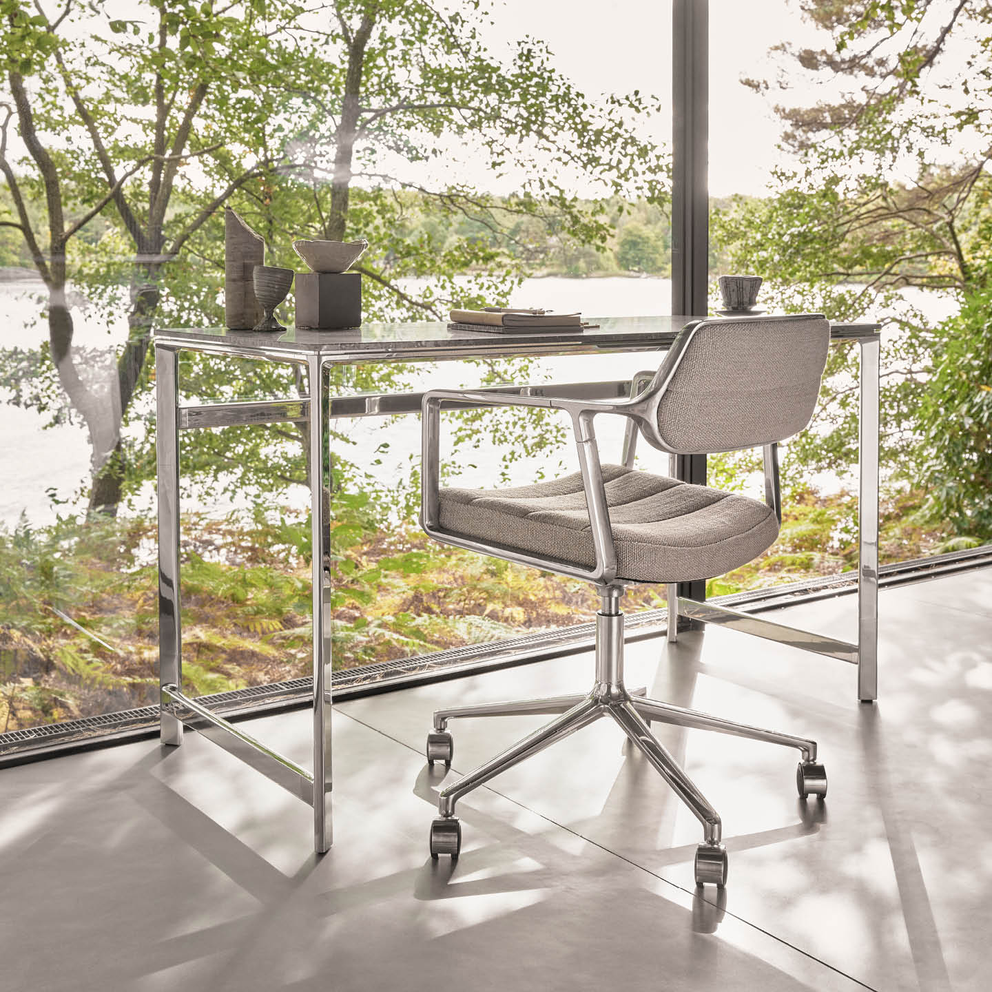 Vipp453+ Swivel Chair