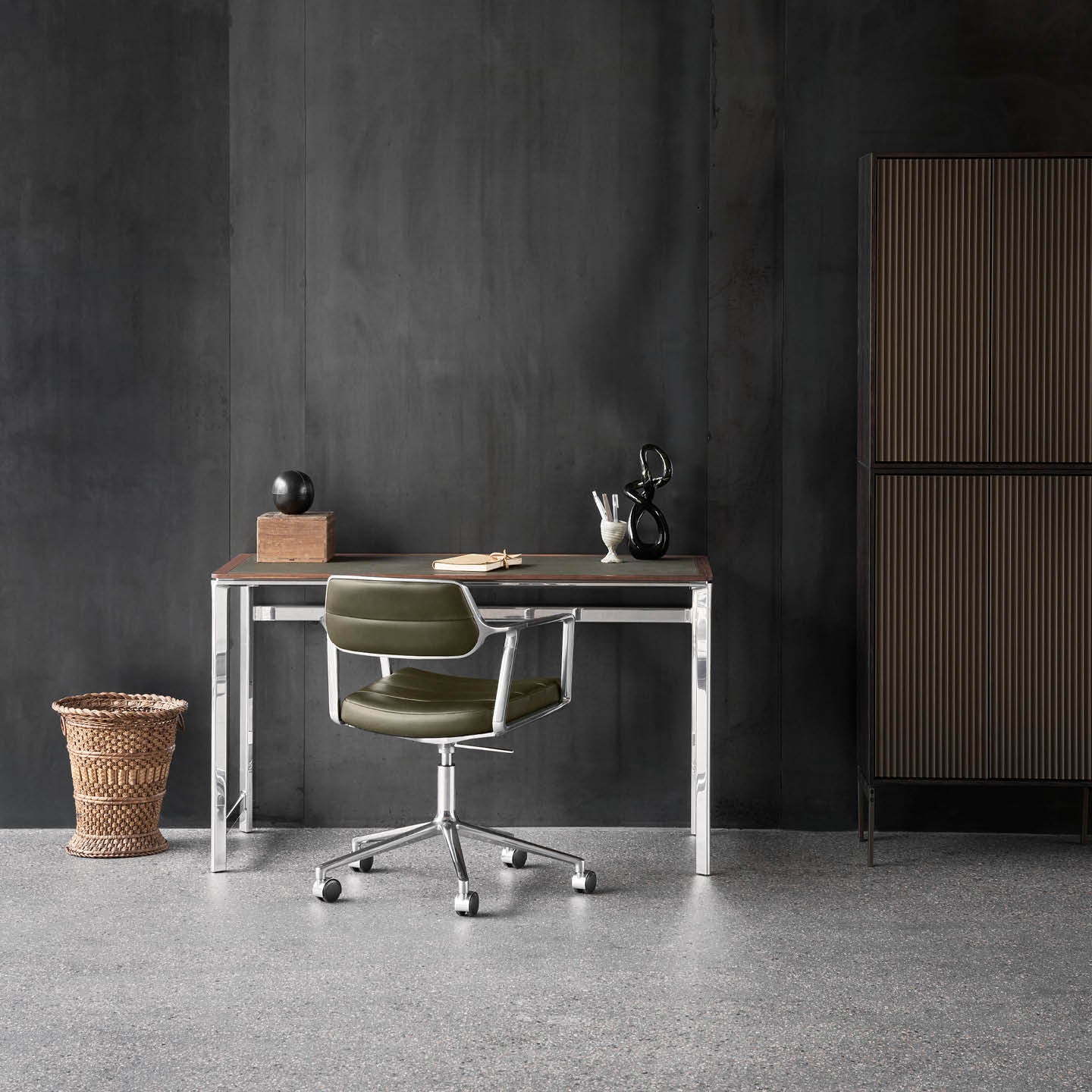 Vipp453+ Swivel Chair