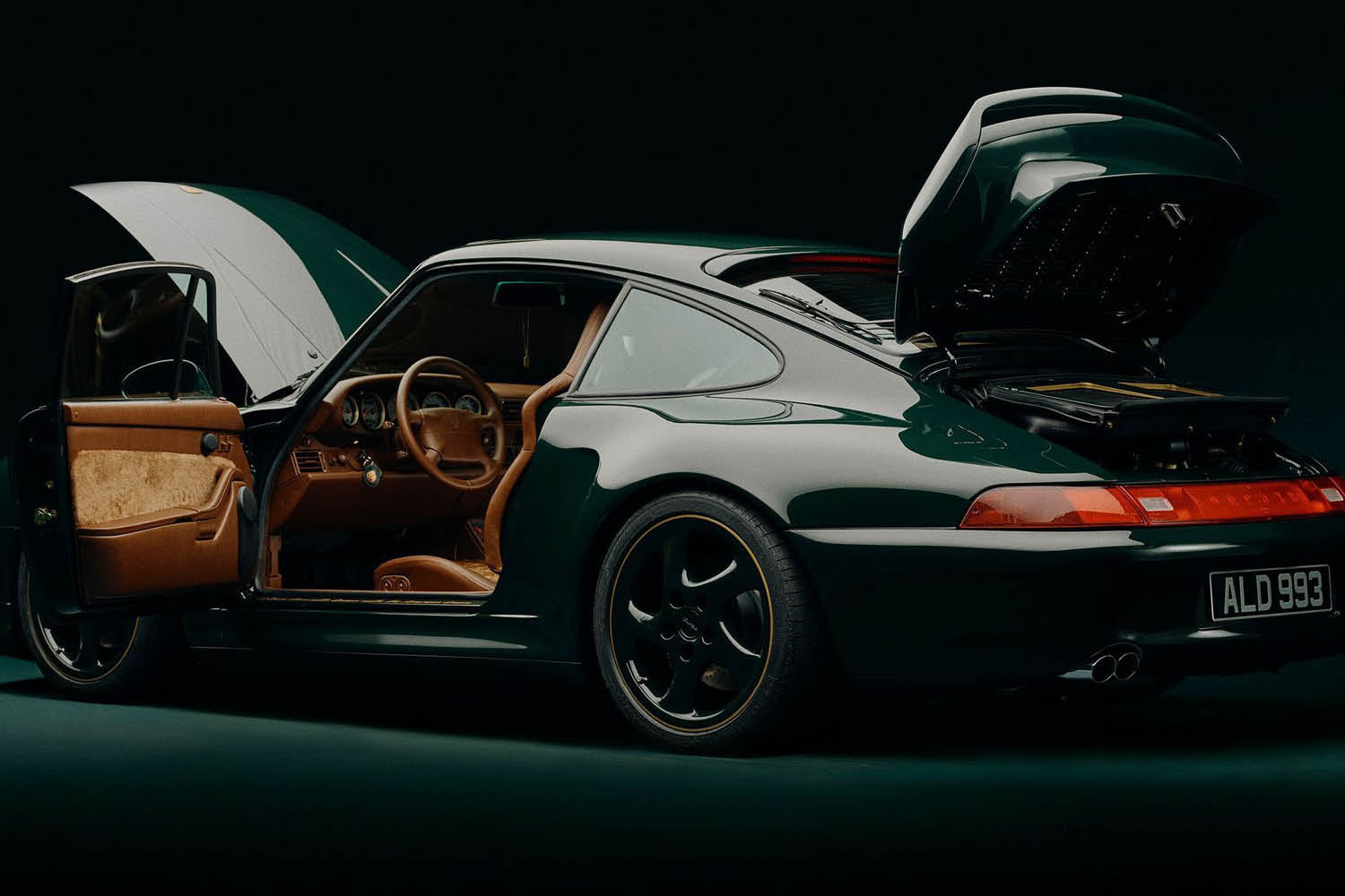 Aimé Leon Dore Porsche 993 Rugby Moda ve Otomobilin Kusursuz Uyumu: Aimé Leon Dore x Porsche