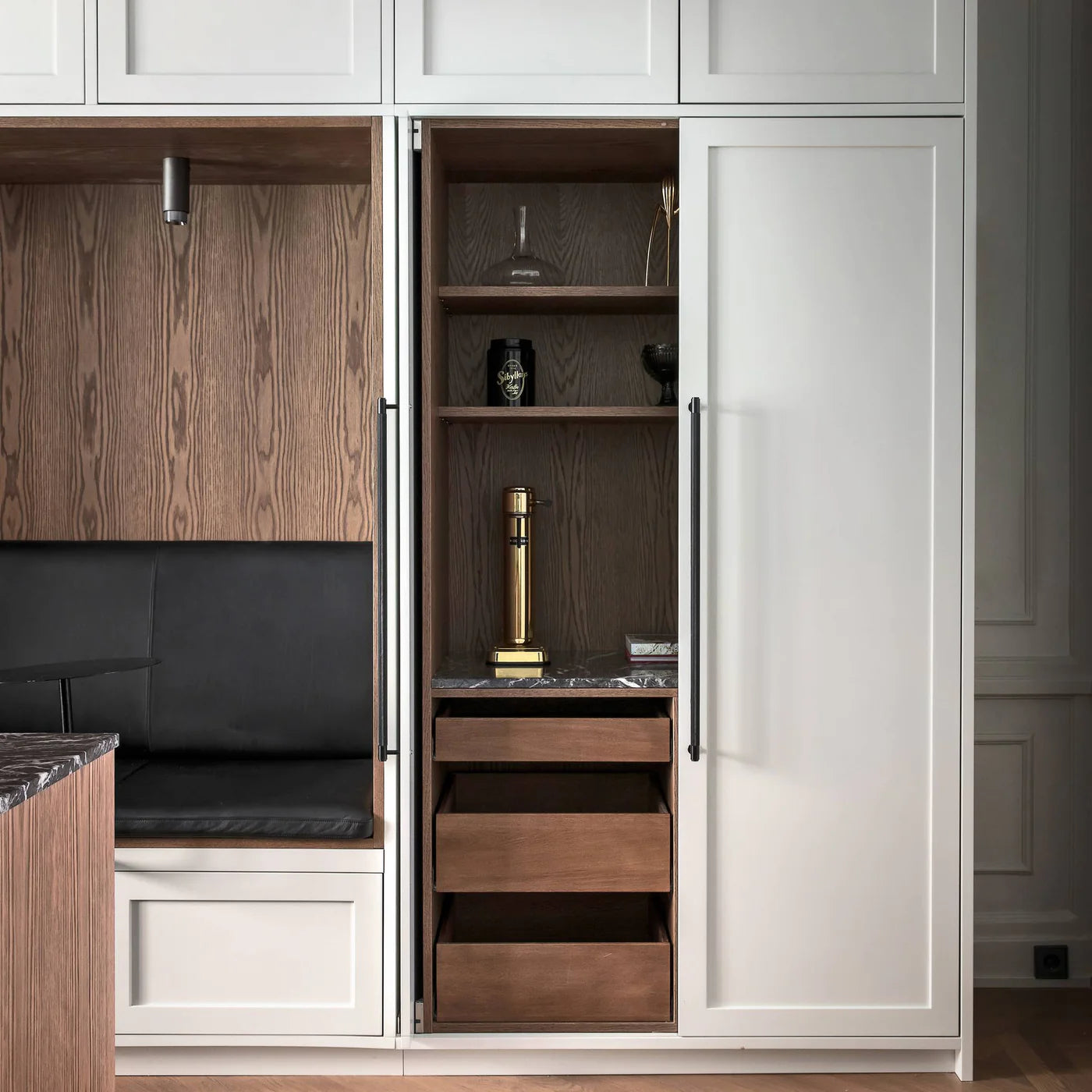 Closet Bar / Cross