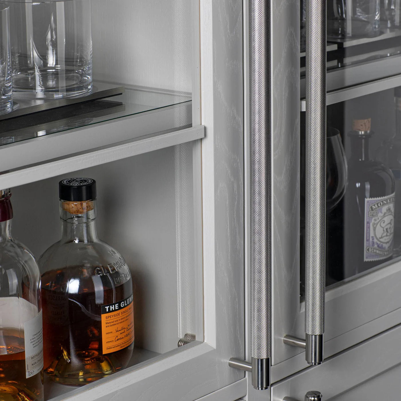 Closet Bar / Cross