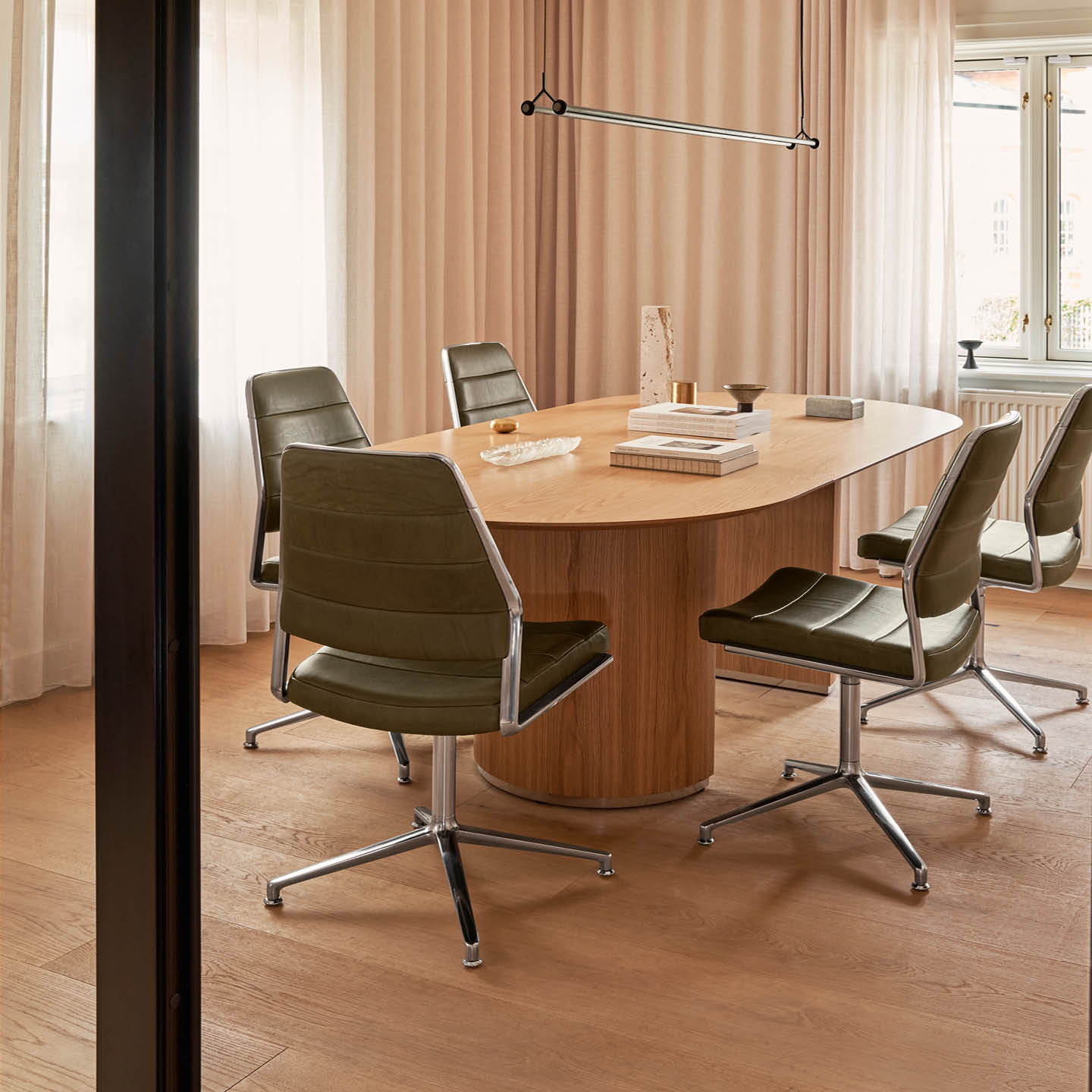 Vipp454 Swivel Chair
