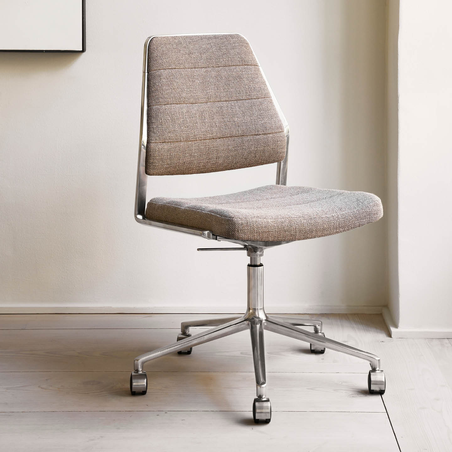 Vipp454+ Swivel Chair