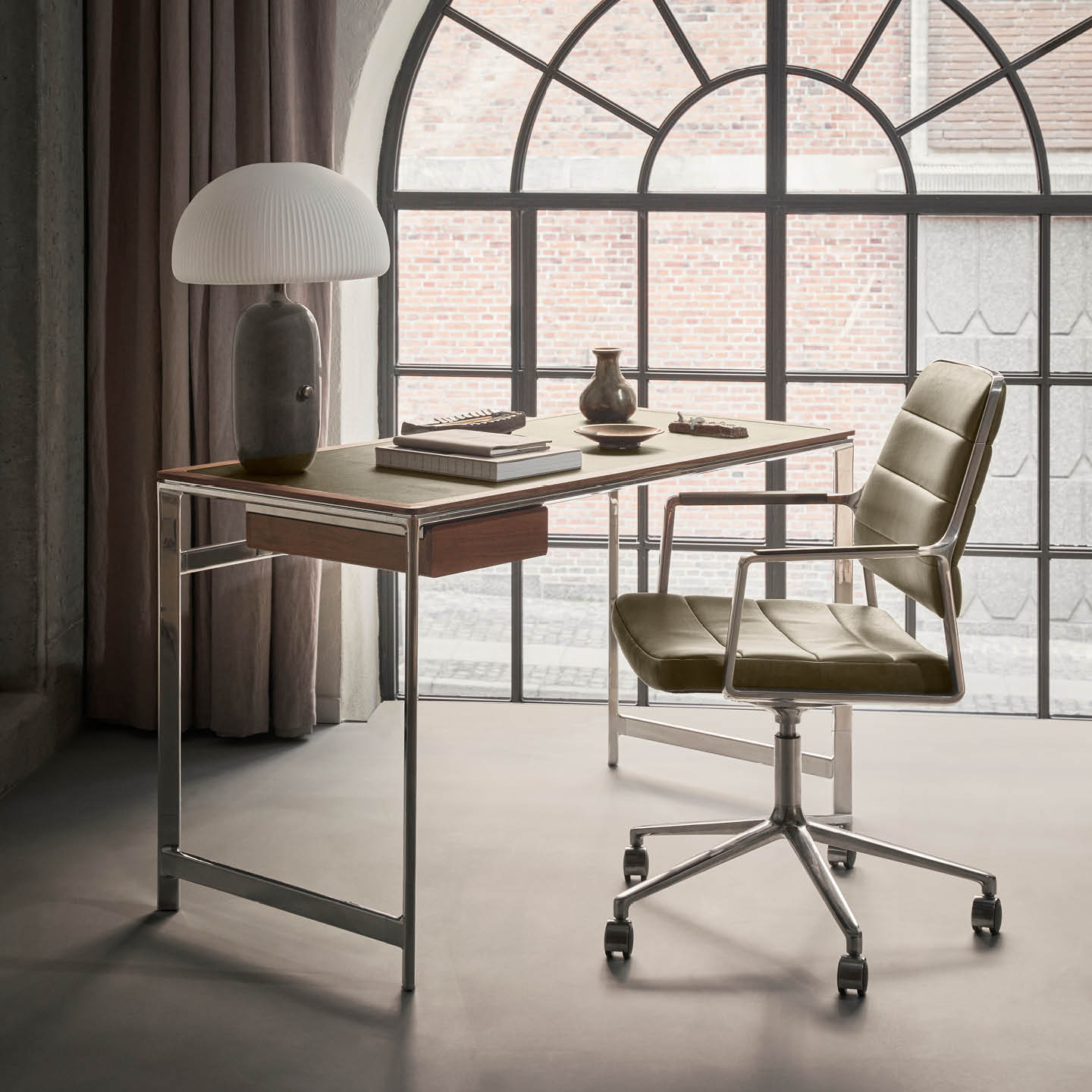 Vipp455+ Swivel Chair